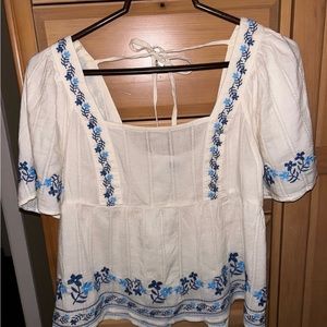 Old Navy Embroidered Flutter-Sleeve Square-Neck Top
Stretch Boho Cream. SIZES
